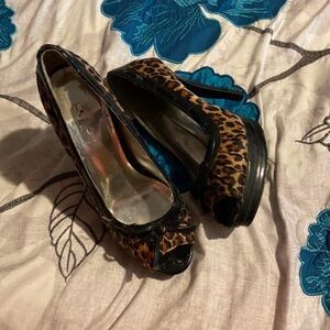 Chic Leopard Print Peep-Toe Heels
